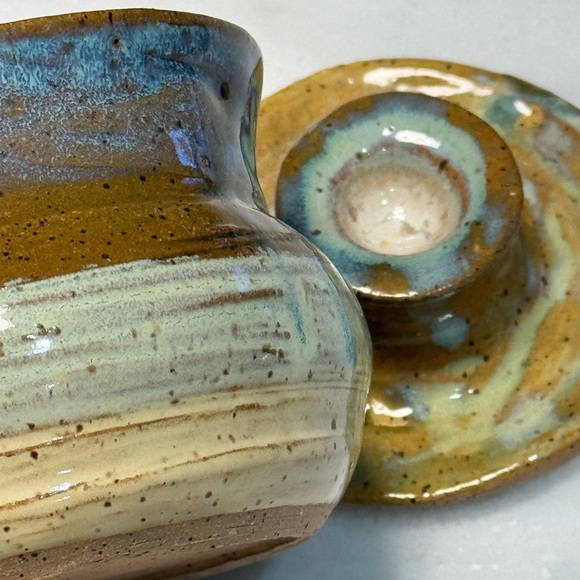 Studio Pottery Jar with Lid Signed. - Picture 7 of 8